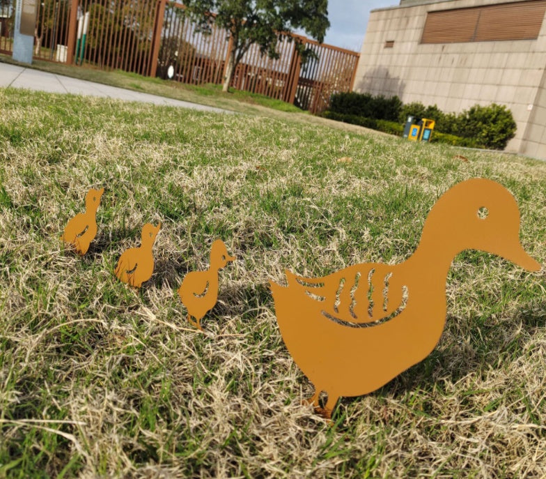 New Garden Decoration Iron Duck Family Grass Garden Decoration Metal Hollow Garden Decoration