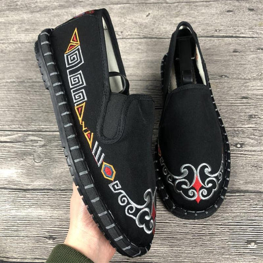 Dragon embroidered cloth shoes