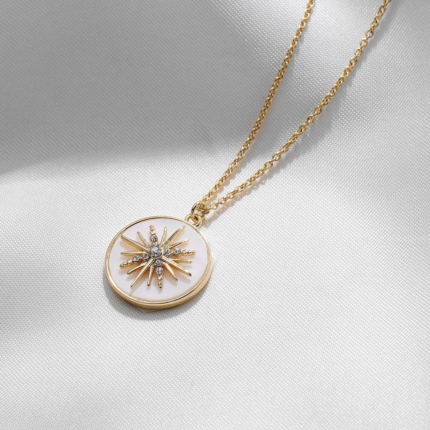 European And American Modern White Six-pointed Star Fritillary Compass Necklace